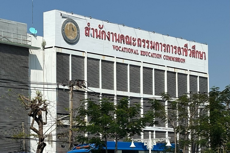 สำนักงานคณะกรรมการการอาชีวศึกษา เปิดรับสมัครบุคคลเพื่อเป็นพนักงานราชการ  / ป.ตรี หลายสาขา / ไม่ต้องผ่าน ภาค ก ของ กพ. /  เงินเดือน 21780  (อ่านรายละเอียด)